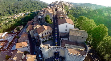 L'Infiorata di Genazzano incanta ancora: tappeti di fiori e soggiorni d’eccellenza a Roma