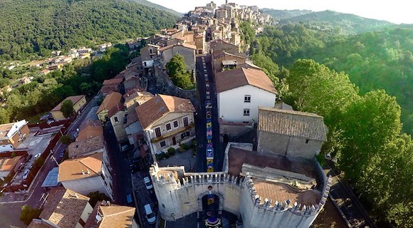 L'Infiorata di Genazzano incanta ancora: tappeti di fiori e soggiorni d’eccellenza a Roma